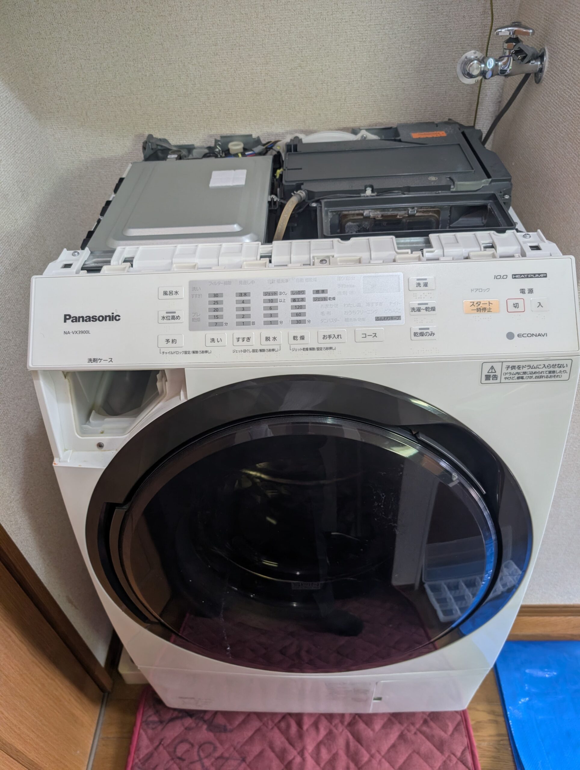 ドラム式洗濯機の天板を外した分解作業の様子