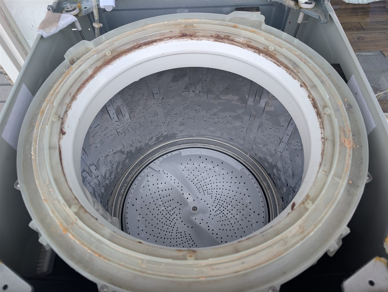 シャープ縦型洗濯機の天板を外した状態(フチの汚れ)