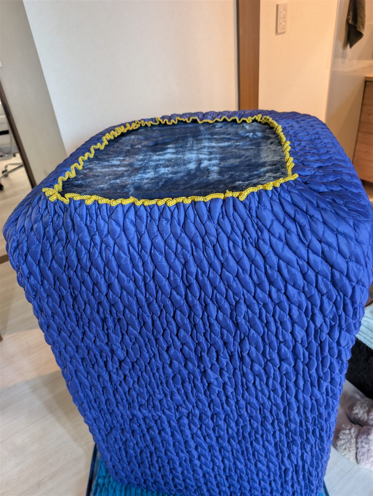 洗濯機を専用カバーで全体養生してお預かりする様子