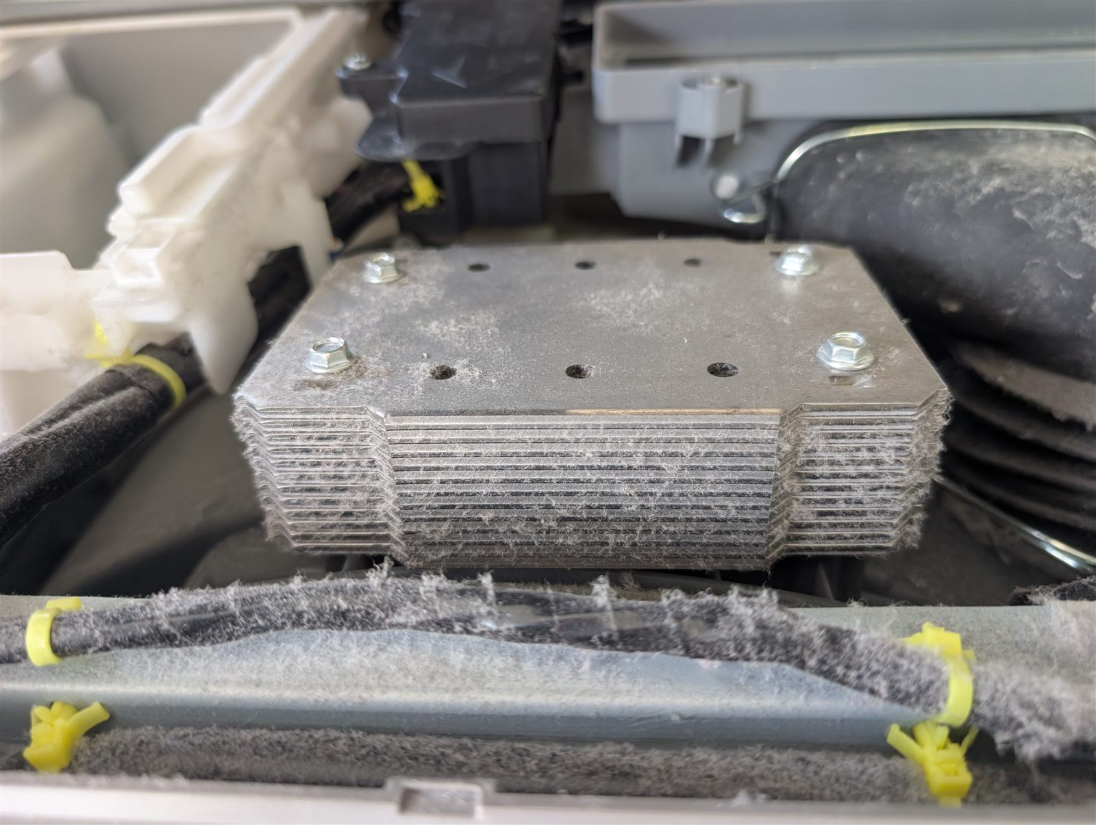 乾燥ユニットのヒートポンプ熱交換器のフィンに埃が詰まった状態