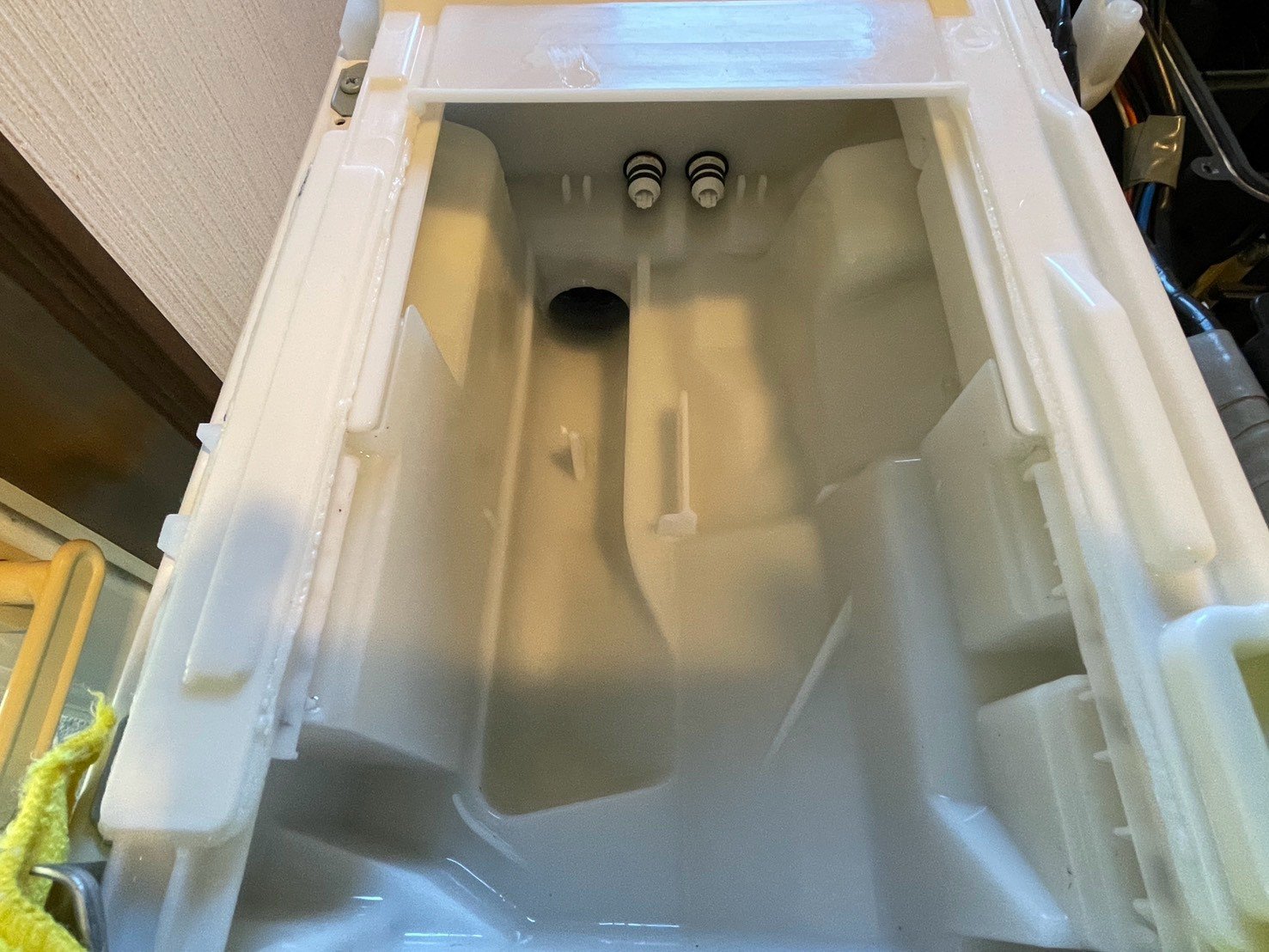 洗浄後の自動投入タンクの奥の部分